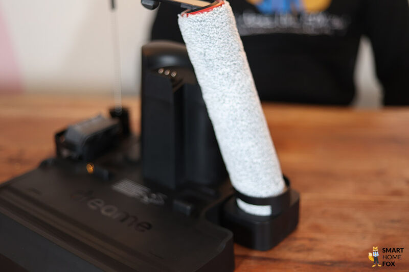 Bürste steckt auf Dreame H12 Pro Ladestation